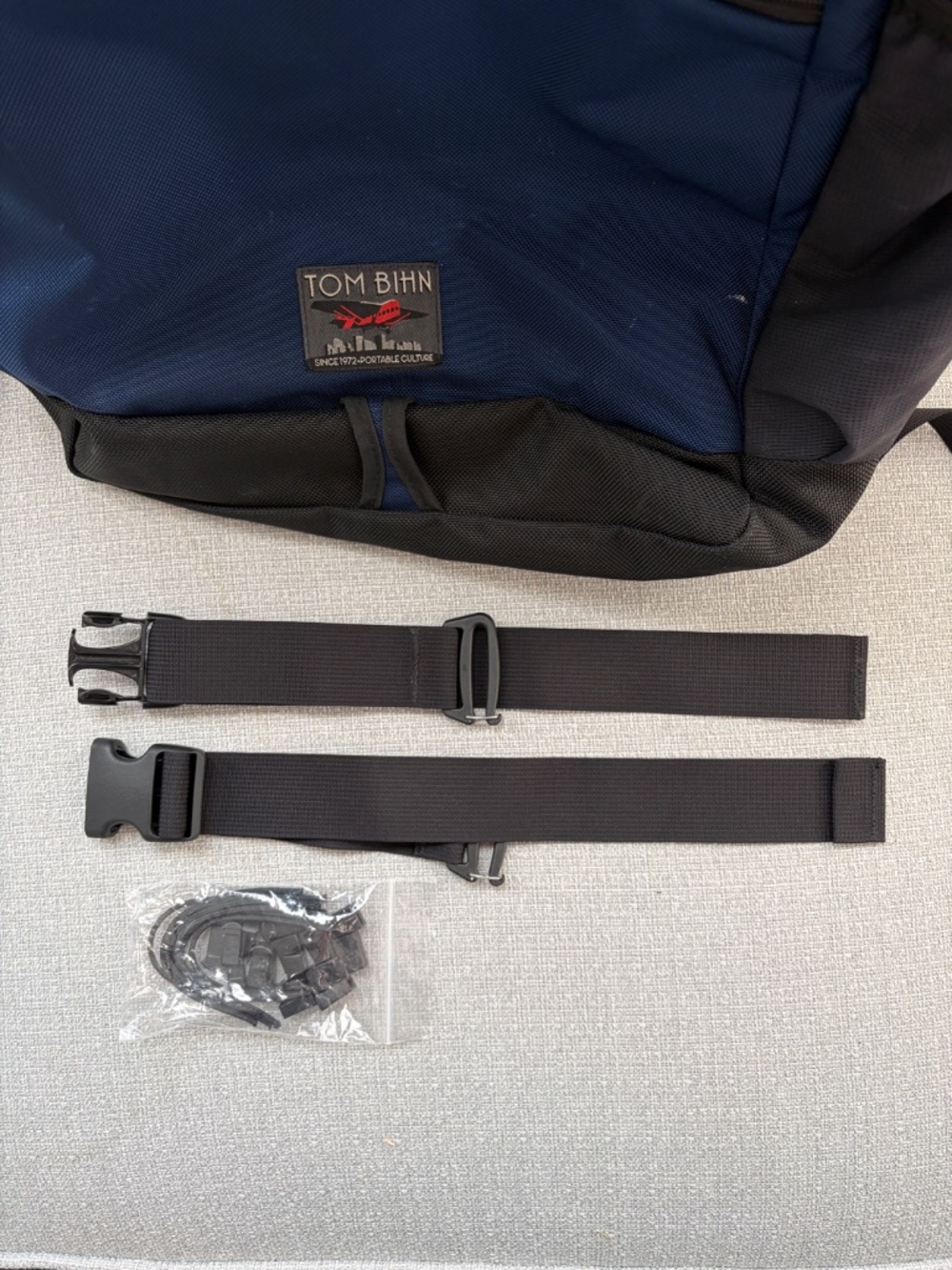 Tom Bihn Backpack - Addax 31 Deep Blue Ballistic/Taiga 200 Halcyon - Picture 5 of 7